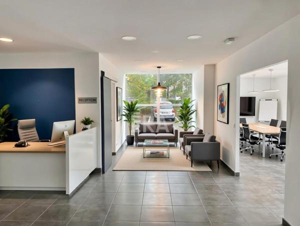 Local commercial de 109,57 m² libre - À l'entrée du centre-ville de Pau