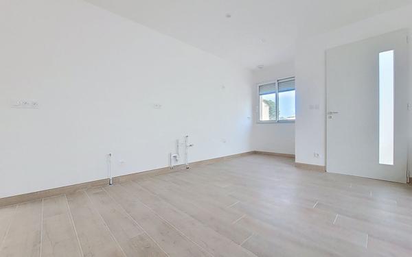 Maison à vendre    5 pièces •  Générac