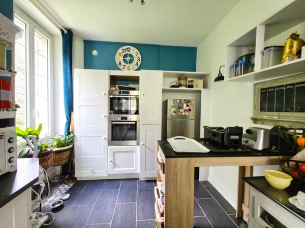 VILLA DE 296 M² AVEC SOUS-SOL, L’ENSEMBLE SUR 16340 M² DE TERRAIN CLOS