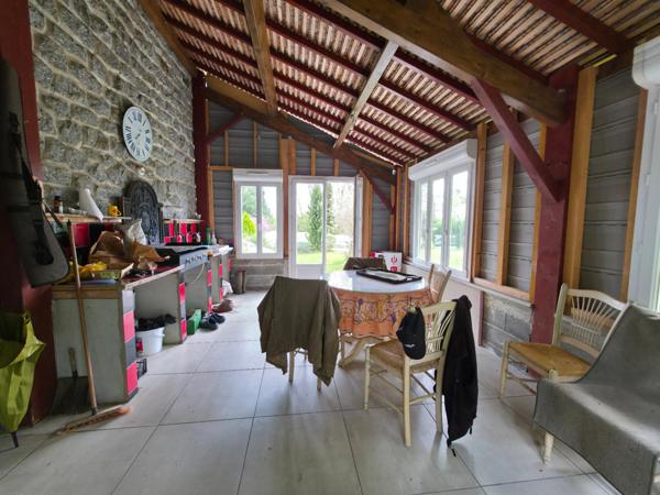 VILLA DE 296 M² AVEC SOUS-SOL, L’ENSEMBLE SUR 16340 M² DE TERRAIN CLOS