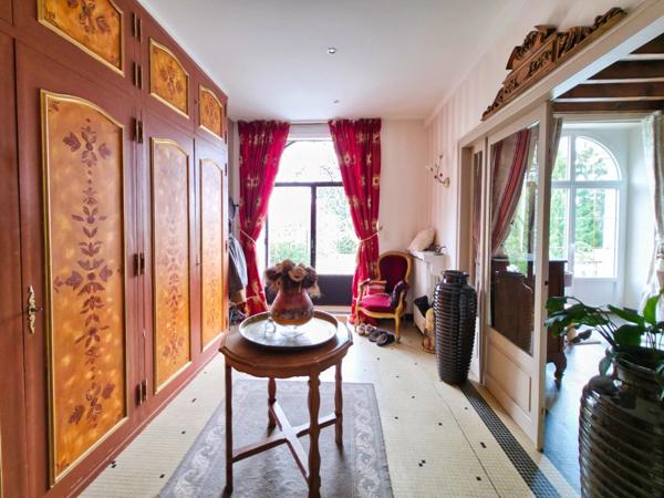 VILLA DE 296 M² AVEC SOUS-SOL, L’ENSEMBLE SUR 16340 M² DE TERRAIN CLOS