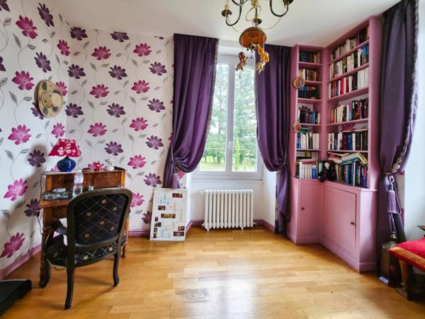 VILLA DE 296 M² AVEC SOUS-SOL, L’ENSEMBLE SUR 16340 M² DE TERRAIN CLOS