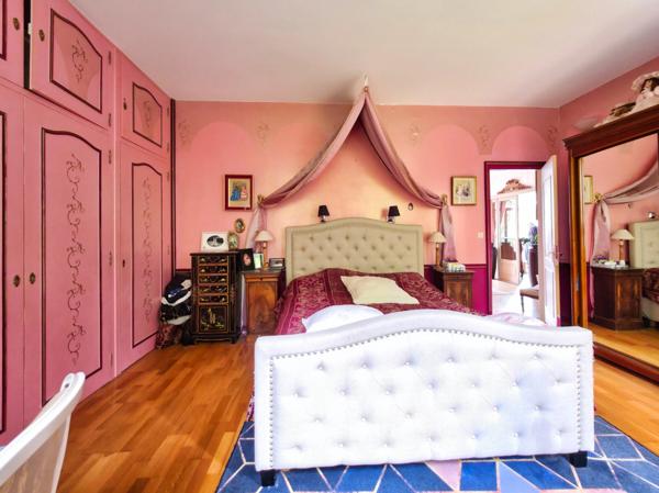 VILLA DE 296 M² AVEC SOUS-SOL, L’ENSEMBLE SUR 16340 M² DE TERRAIN CLOS