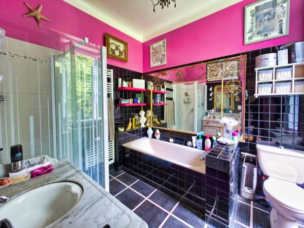 VILLA DE 296 M² AVEC SOUS-SOL, L’ENSEMBLE SUR 16340 M² DE TERRAIN CLOS