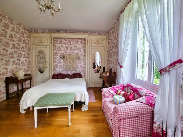 VILLA DE 296 M² AVEC SOUS-SOL, L’ENSEMBLE SUR 16340 M² DE TERRAIN CLOS