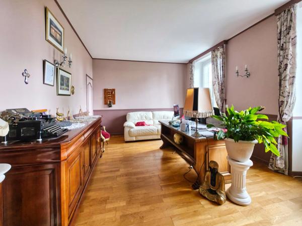 VILLA DE 296 M² AVEC SOUS-SOL, L’ENSEMBLE SUR 16340 M² DE TERRAIN CLOS