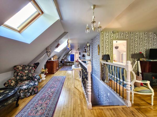 VILLA DE 296 M² AVEC SOUS-SOL, L’ENSEMBLE SUR 16340 M² DE TERRAIN CLOS