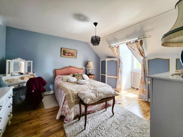 VILLA DE 296 M² AVEC SOUS-SOL, L’ENSEMBLE SUR 16340 M² DE TERRAIN CLOS