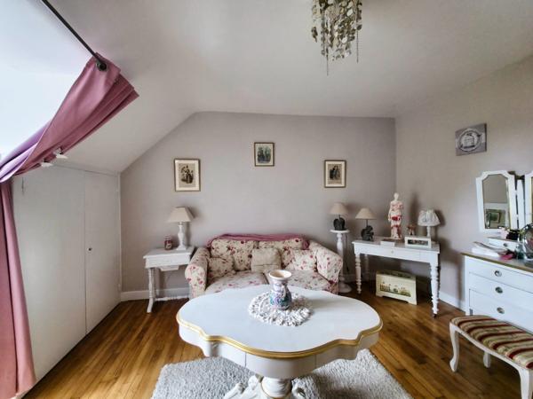 VILLA DE 296 M² AVEC SOUS-SOL, L’ENSEMBLE SUR 16340 M² DE TERRAIN CLOS