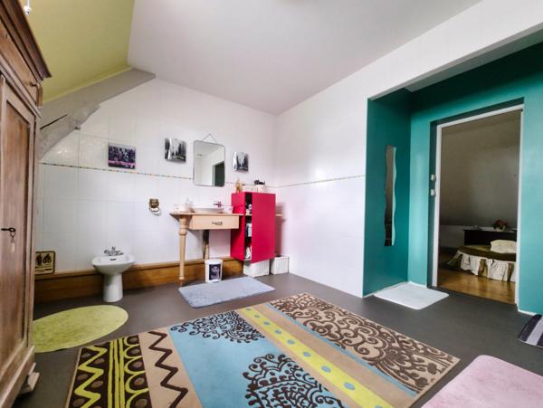 VILLA DE 296 M² AVEC SOUS-SOL, L’ENSEMBLE SUR 16340 M² DE TERRAIN CLOS