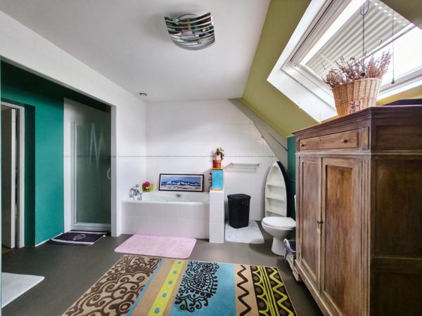 VILLA DE 296 M² AVEC SOUS-SOL, L’ENSEMBLE SUR 16340 M² DE TERRAIN CLOS