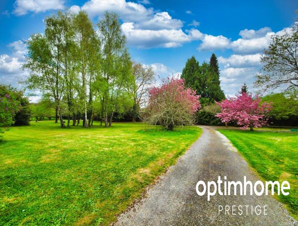 VILLA DE 296 M² AVEC SOUS-SOL, L’ENSEMBLE SUR 16340 M² DE TERRAIN CLOS