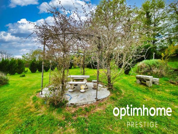 VILLA DE 296 M² AVEC SOUS-SOL, L’ENSEMBLE SUR 16340 M² DE TERRAIN CLOS