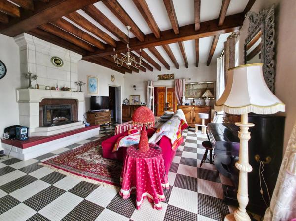 VILLA DE 296 M² AVEC SOUS-SOL, L’ENSEMBLE SUR 16340 M² DE TERRAIN CLOS