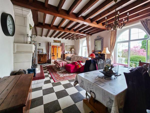 VILLA DE 296 M² AVEC SOUS-SOL, L’ENSEMBLE SUR 16340 M² DE TERRAIN CLOS