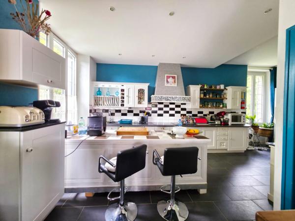 VILLA DE 296 M² AVEC SOUS-SOL, L’ENSEMBLE SUR 16340 M² DE TERRAIN CLOS