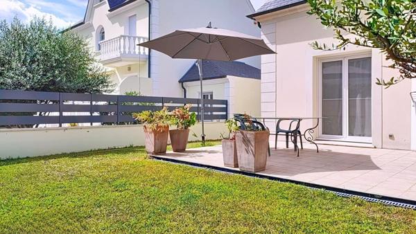 Maison familiale récente avec jardin paysager, à seulement 15 minutes à pied de la gare