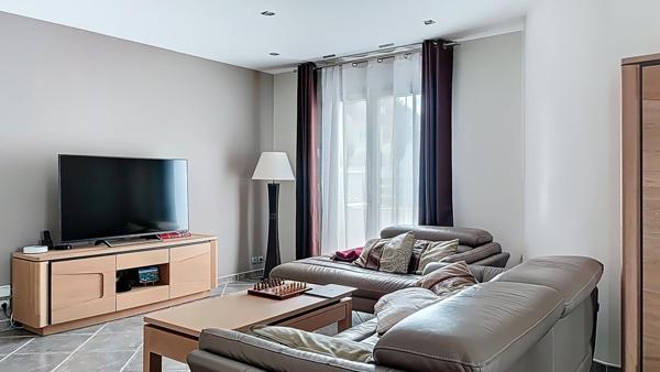 Maison familiale récente avec jardin paysager, à seulement 15 minutes à pied de la gare