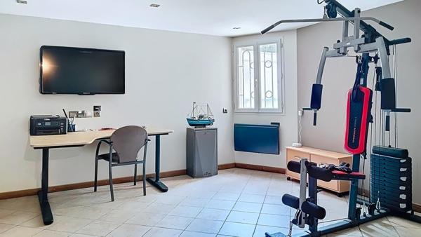 Maison familiale récente avec jardin paysager, à seulement 15 minutes à pied de la gare