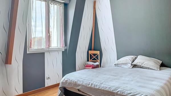 Maison familiale récente avec jardin paysager, à seulement 15 minutes à pied de la gare