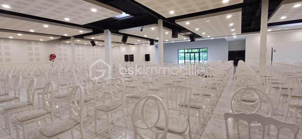 Local d activites de 980 m²