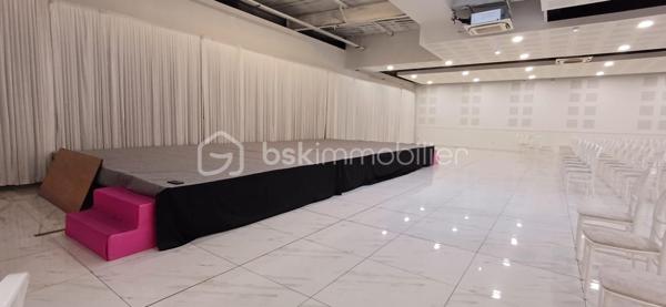 Local d activites de 980 m²