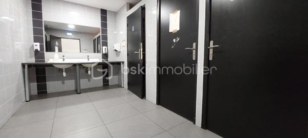 Local d activites de 980 m²