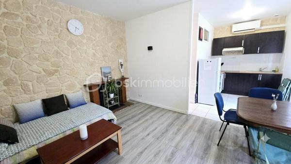 Idéal investisseur ! Découvrez ce charmant appartement T2 de **42 m² Carrez**, idéalement situé au premier étage (sans ascenseur) d'une résidence sécurisée au centre-ville de Pau.
Ses atouts majeurs :

Calme & Luminosité : situé au fond de la cour de la résidence, le bien offre une réelle tranquillité en plein centre-ville. Il bénéficie d'une belle luminosité grâce à son balcon exposé plein Sud.
Rentabilité immédiate : vendu loué en meublé (bail d'un an en cours). Loyer de 560 €/mois CC (dont 20 € de charges).
Confort & Équipements : pièce de vie agréable avec climatisation, pièce de stockage/débarras intégrée.
Commodités : possibilité d'entreposer vélos et scooters en toute sécurité dans la cour intérieure de la résidence.
Performance énergétique : excellent classement (DPE C), assurant un logement économe et pérenne pour la location.

Informations financières & copropriété :
Taxe foncière :** 664 € / an
Charges de copropriété :** 233 € / trimestre
État : Appartement en bon état général, aucun travaux à prévoir.

Une opportunité clé en main sur le marché palois, alliant emplacement central, calme, belle exposition et locataire en place !

Vidéo du bien sur demande.