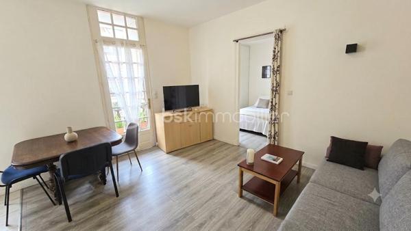 Idéal investisseur ! Découvrez ce charmant appartement T2 de **42 m² Carrez**, idéalement situé au premier étage (sans ascenseur) d'une résidence sécurisée au centre-ville de Pau.
Ses atouts majeurs :

Calme & Luminosité : situé au fond de la cour de la résidence, le bien offre une réelle tranquillité en plein centre-ville. Il bénéficie d'une belle luminosité grâce à son balcon exposé plein Sud.
Rentabilité immédiate : vendu loué en meublé (bail d'un an en cours). Loyer de 560 €/mois CC (dont 20 € de charges).
Confort & Équipements : pièce de vie agréable avec climatisation, pièce de stockage/débarras intégrée.
Commodités : possibilité d'entreposer vélos et scooters en toute sécurité dans la cour intérieure de la résidence.
Performance énergétique : excellent classement (DPE C), assurant un logement économe et pérenne pour la location.

Informations financières & copropriété :
Taxe foncière :** 664 € / an
Charges de copropriété :** 233 € / trimestre
État : Appartement en bon état général, aucun travaux à prévoir.

Une opportunité clé en main sur le marché palois, alliant emplacement central, calme, belle exposition et locataire en place !

Vidéo du bien sur demande.