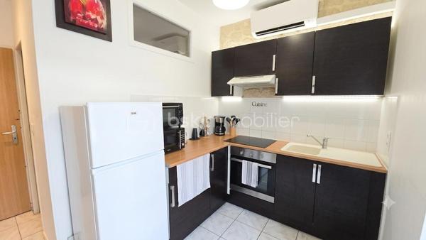 Idéal investisseur ! Découvrez ce charmant appartement T2 de **42 m² Carrez**, idéalement situé au premier étage (sans ascenseur) d'une résidence sécurisée au centre-ville de Pau.
Ses atouts majeurs :

Calme & Luminosité : situé au fond de la cour de la résidence, le bien offre une réelle tranquillité en plein centre-ville. Il bénéficie d'une belle luminosité grâce à son balcon exposé plein Sud.
Rentabilité immédiate : vendu loué en meublé (bail d'un an en cours). Loyer de 560 €/mois CC (dont 20 € de charges).
Confort & Équipements : pièce de vie agréable avec climatisation, pièce de stockage/débarras intégrée.
Commodités : possibilité d'entreposer vélos et scooters en toute sécurité dans la cour intérieure de la résidence.
Performance énergétique : excellent classement (DPE C), assurant un logement économe et pérenne pour la location.

Informations financières & copropriété :
Taxe foncière :** 664 € / an
Charges de copropriété :** 233 € / trimestre
État : Appartement en bon état général, aucun travaux à prévoir.

Une opportunité clé en main sur le marché palois, alliant emplacement central, calme, belle exposition et locataire en place !

Vidéo du bien sur demande.