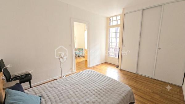 Idéal investisseur ! Découvrez ce charmant appartement T2 de **42 m² Carrez**, idéalement situé au premier étage (sans ascenseur) d'une résidence sécurisée au centre-ville de Pau.
Ses atouts majeurs :

Calme & Luminosité : situé au fond de la cour de la résidence, le bien offre une réelle tranquillité en plein centre-ville. Il bénéficie d'une belle luminosité grâce à son balcon exposé plein Sud.
Rentabilité immédiate : vendu loué en meublé (bail d'un an en cours). Loyer de 560 €/mois CC (dont 20 € de charges).
Confort & Équipements : pièce de vie agréable avec climatisation, pièce de stockage/débarras intégrée.
Commodités : possibilité d'entreposer vélos et scooters en toute sécurité dans la cour intérieure de la résidence.
Performance énergétique : excellent classement (DPE C), assurant un logement économe et pérenne pour la location.

Informations financières & copropriété :
Taxe foncière :** 664 € / an
Charges de copropriété :** 233 € / trimestre
État : Appartement en bon état général, aucun travaux à prévoir.

Une opportunité clé en main sur le marché palois, alliant emplacement central, calme, belle exposition et locataire en place !

Vidéo du bien sur demande.