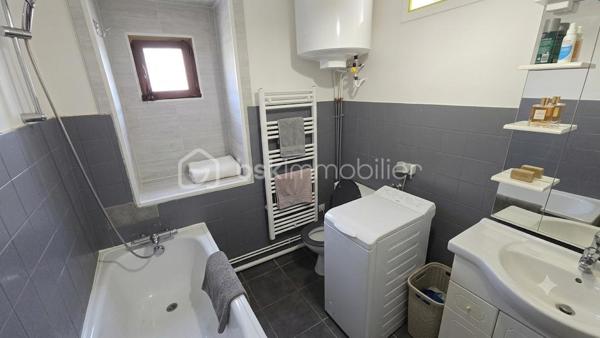 Idéal investisseur ! Découvrez ce charmant appartement T2 de **42 m² Carrez**, idéalement situé au premier étage (sans ascenseur) d'une résidence sécurisée au centre-ville de Pau.
Ses atouts majeurs :

Calme & Luminosité : situé au fond de la cour de la résidence, le bien offre une réelle tranquillité en plein centre-ville. Il bénéficie d'une belle luminosité grâce à son balcon exposé plein Sud.
Rentabilité immédiate : vendu loué en meublé (bail d'un an en cours). Loyer de 560 €/mois CC (dont 20 € de charges).
Confort & Équipements : pièce de vie agréable avec climatisation, pièce de stockage/débarras intégrée.
Commodités : possibilité d'entreposer vélos et scooters en toute sécurité dans la cour intérieure de la résidence.
Performance énergétique : excellent classement (DPE C), assurant un logement économe et pérenne pour la location.

Informations financières & copropriété :
Taxe foncière :** 664 € / an
Charges de copropriété :** 233 € / trimestre
État : Appartement en bon état général, aucun travaux à prévoir.

Une opportunité clé en main sur le marché palois, alliant emplacement central, calme, belle exposition et locataire en place !

Vidéo du bien sur demande.