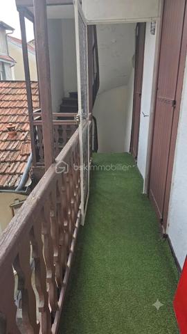 Idéal investisseur ! Découvrez ce charmant appartement T2 de **42 m² Carrez**, idéalement situé au premier étage (sans ascenseur) d'une résidence sécurisée au centre-ville de Pau.
Ses atouts majeurs :

Calme & Luminosité : situé au fond de la cour de la résidence, le bien offre une réelle tranquillité en plein centre-ville. Il bénéficie d'une belle luminosité grâce à son balcon exposé plein Sud.
Rentabilité immédiate : vendu loué en meublé (bail d'un an en cours). Loyer de 560 €/mois CC (dont 20 € de charges).
Confort & Équipements : pièce de vie agréable avec climatisation, pièce de stockage/débarras intégrée.
Commodités : possibilité d'entreposer vélos et scooters en toute sécurité dans la cour intérieure de la résidence.
Performance énergétique : excellent classement (DPE C), assurant un logement économe et pérenne pour la location.

Informations financières & copropriété :
Taxe foncière :** 664 € / an
Charges de copropriété :** 233 € / trimestre
État : Appartement en bon état général, aucun travaux à prévoir.

Une opportunité clé en main sur le marché palois, alliant emplacement central, calme, belle exposition et locataire en place !

Vidéo du bien sur demande.