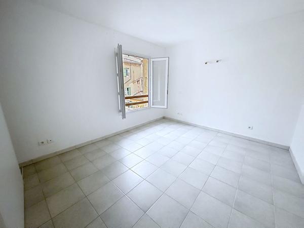 Appartement 3 pièces situé au centre ville de Pertuis .