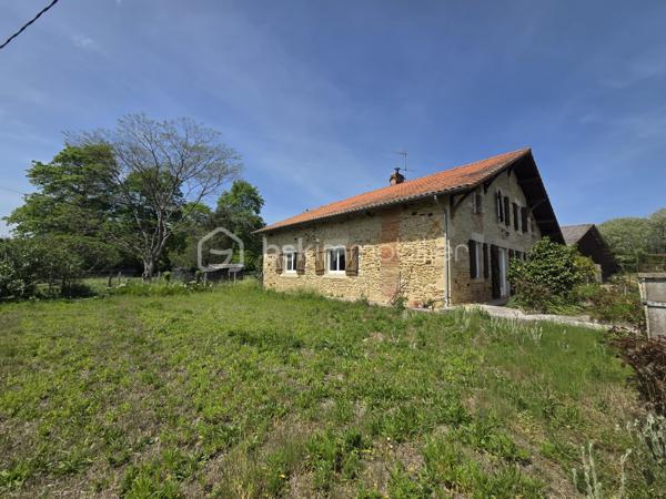 BAISSE DE PRIX 
A Souprosse à environ 15 minutes de Dax et Mont de Marsan et 50 munutes des plages landaises .
Au bout d’un long chemin, à l’abri des regards et sans aucun vis-à-vis, se dévoile cette ancienne métairie landaise de plus de 100 ans, chargée d’histoire et de charme, nichée dans un environnement verdoyant et paisible.
Édifiée sur un magnifique terrain de plus de 12 500 m², cette propriété rare offre un cadre de vie privilégié, propice au calme, à la nature et aux projets de vie à la campagne, tout en restant à proximité des commodités.
La maison principale – Environ 170 m² habitables
Dès l’entrée, on ressent l’âme de l’ancien et le potentiel exceptionnel de cette bâtisse :
Grande cuisine familiale
Cellier / buanderie attenant
Spacieux salon avec insert,
4 grandes chambres aux beaux volumes
Salle d’eau avec douche italienne 
WC séparé
À cela s’ajoutent des combles d’environ 120 m², offrant un potentiel d’aménagement remarquable : chambres supplémentaires, suite parentale, espace loisirs, atelier d’artiste ou tout autres projets.
Une agréable terrasse couverte prolonge la maison et permet de profiter pleinement du cadre extérieur en toute saison.
Dépendances & potentiel rare :
La propriété dispose de nombreuses dépendances, véritables trésors pour les amateurs de projets :
Anciennes étables et séchoir à tabac, espaces de stockage de maïs et d’autres belles surprises à découvrir sur place.
Idéal pour un projet agricole, artisanal, équestre, touristique ou tout simplement pour les amoureux des grandes propriétés authentiques.
Un endroit hors du temps, où chaque pierre raconte une histoire.
N'attendez plus ! Contactez véronique Sanchez Amaro EI au 06.33.17.36.70