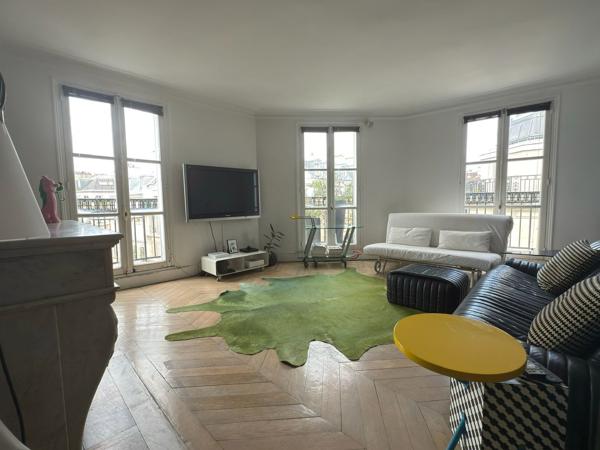 Vente appartement - Paris 4 - vue Tour Saint-Jacques - étage élevé - balcon - lumière
