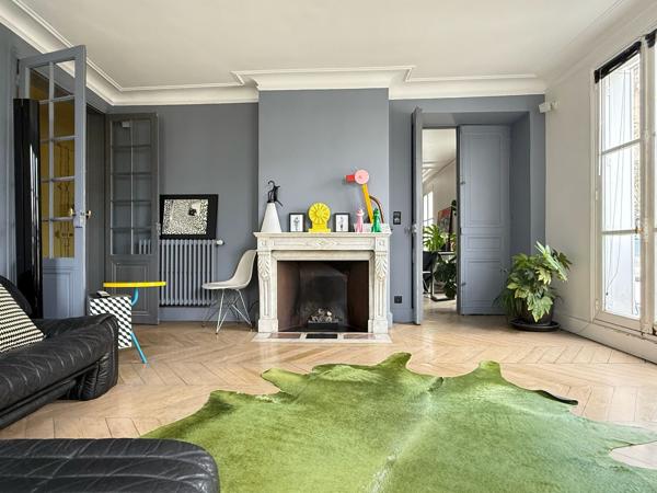 Vente appartement - Paris 4 - vue Tour Saint-Jacques - étage élevé - balcon - lumière