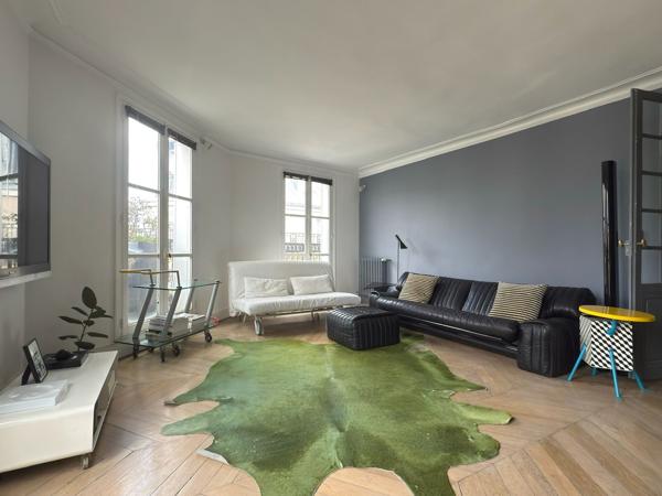Vente appartement - Paris 4 - vue Tour Saint-Jacques - étage élevé - balcon - lumière