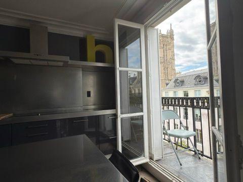 Vente appartement - Paris 4 - vue Tour Saint-Jacques - étage élevé - balcon - lumière