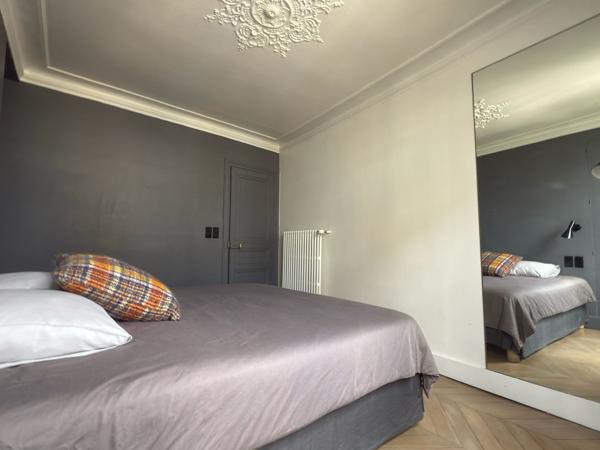 Vente appartement - Paris 4 - vue Tour Saint-Jacques - étage élevé - balcon - lumière