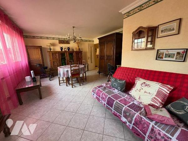 Appartement situé au 2e étage d'une résidence avec ascenseur à proximité immédiate du centre-vi...