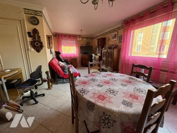 Appartement situé au 2e étage d'une résidence avec ascenseur à proximité immédiate du centre-vi...