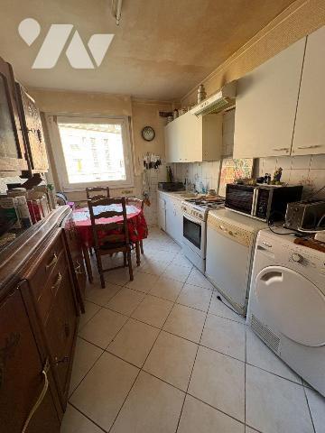 Appartement situé au 2e étage d'une résidence avec ascenseur à proximité immédiate du centre-vi...