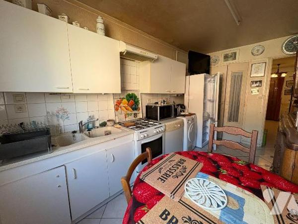 Appartement situé au 2e étage d'une résidence avec ascenseur à proximité immédiate du centre-vi...