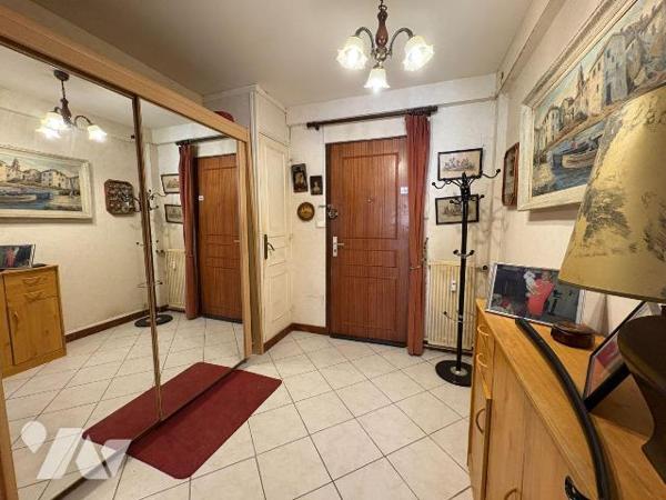 Appartement situé au 2e étage d'une résidence avec ascenseur à proximité immédiate du centre-vi...