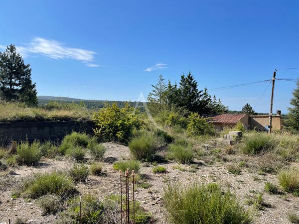 TRÈS BEAU TERRAIN DE 2985M2 CONSTRUCTIBLE À SAINT JURS - SUPERBE VUE