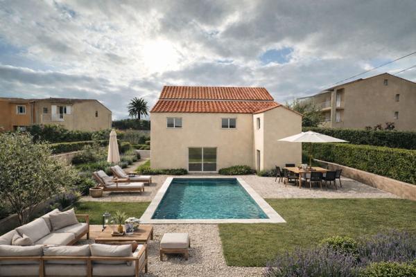 Maison type 5 140m² 4 chambres 353 m² de terrain au coeur de La Crau CENTRE VILLE