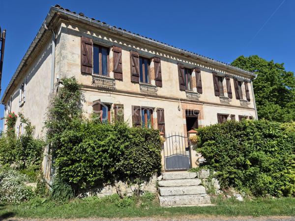 Demeure Idéale pour Chambres d'Hôtes ou Grande Famille
Entièrement rénovée en 2022, et située aux abords d'un charmant village à 7mn de Beaumont de Lomagne (82500), découvrez cette splendide demeure de 200 ans d'histoire, alliant le charme de l'ancien et le confort moderne. Ancienne grande ferme avec grange attenante, cette demeure d'exception offre des volumes généreux, des murs épais en pierres et des prestations de qualité, le tout implanté sur une magnifique parcelle arborée et couverte de rosiers, en position dominante. Les vues sur la campagne environnante et la chaîne des Pyrénées au loin par temps clair sont époustouflantes.
📍 Une situation géographique stratégique avec l'aéroport de Toulouse-Blagnac à 50 minutes et Montauban, le chef-lieu du Tarn-et-Garonne à 40 minutes.
Vous y trouverez le cadre idéal pour concilier vie au calme et accessibilité aisée aux commerces et centres médicaux.
🏡 Un potentiel exceptionnel & modulable, car parfaitement isolée (fenêtres en bois double-vitrées de belle qualité) et entièrement rénovée avec goût (poutres apparentes, boiseries d'origine), la maison est facilement divisible en deux logements indépendants. Elle s'adaptera à tous vos projets : une spacieuse et confortable maison de famille, une activité de chambres d'hôtes, et pourquoi pas un projet de restaurant grâce à sa configuration et sa très grande cuisine.

Au rez-de-chaussée :
L'accès principal s'effectue par une porte d'époque en bois massif côté Sud, ou bien on peut entrer par l'ancienne porte d'écurie côté jardin et garages.
On découvre un grand salon chaleureux de 48m² avec un bar, puis une salle à manger de 46m² avec son poêle à bois, puis une cuisine équipée de 34m² et un coin repas qui ouvre sur une terrasse. Une grande arrière-cuisine et buanderie sont attenantes pour un usage fonctionnel.
Le couloir distribue d'une part un salon de lecture de 22m² et de l'autre un salon-télé. Puis avant l'escalier, une salle d'eau + WC de 9m², une chambre à coucher de 22,80m² illuminée par deux grandes fenêtres côté Sud et son remarquable sol en tomettes, et enfin une pièce de 23m² (ancienne cuisine avec grande cheminée) non rénovée. 

À l'étage, on découvre 6 chambres spacieuses (de 16 à 36m²), dont 4 suites privatives avec leurs salles d'eau et WC, ainsi qu'une salle de sport.

Les combles sont aménageables et bien isolés : un superbe potentiel supplémentaire permettant de créer facilement 4 chambres de plus, un grand bureau ou un espace de détente selon vos besoins.

🌳 Décrivons maintenant les extérieurs : C'est un véritable havre de paix sur 3 000 m². Le terrain est arboré de plus de 30 arbres matures est une invitation à la détente. L'espace est là pour envisager l'implantation d'une piscine si vous le souhaitiez. Les vues panoramiques sont à couper le souffle sur les vallons gascons, avec les Pyrénées visibles au loin par temps clair. Plusieurs patios et terrasses parfois couverts sont équipée d'un barbecue, d'éclairages et d'électricité pour envisager de belles soirées d'été entre amis ou en famille. La propriété est dotée d'un puits sécurisé avec une pompe pour disposer d'un approvisionnement en eau gratuite toute l'année. C'est pour cette raison que le jardin est rempli de rosiers multicolores ! Pour vos véhicules, un double garage de 42 m² avec ouverture automatique. 

Le chauffage central est assuré par une chaudière à gaz.

Contactez-moi au 06 79 15 47 27 pour planifier une visite et succomber au charme de cette jolie maison ancienne si bien rénovée.