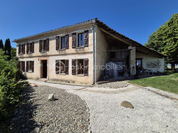 Demeure Idéale pour Chambres d'Hôtes ou Grande Famille
Entièrement rénovée en 2022, et située aux abords d'un charmant village à 7mn de Beaumont de Lomagne (82500), découvrez cette splendide demeure de 200 ans d'histoire, alliant le charme de l'ancien et le confort moderne. Ancienne grande ferme avec grange attenante, cette demeure d'exception offre des volumes généreux, des murs épais en pierres et des prestations de qualité, le tout implanté sur une magnifique parcelle arborée et couverte de rosiers, en position dominante. Les vues sur la campagne environnante et la chaîne des Pyrénées au loin par temps clair sont époustouflantes.
📍 Une situation géographique stratégique avec l'aéroport de Toulouse-Blagnac à 50 minutes et Montauban, le chef-lieu du Tarn-et-Garonne à 40 minutes.
Vous y trouverez le cadre idéal pour concilier vie au calme et accessibilité aisée aux commerces et centres médicaux.
🏡 Un potentiel exceptionnel & modulable, car parfaitement isolée (fenêtres en bois double-vitrées de belle qualité) et entièrement rénovée avec goût (poutres apparentes, boiseries d'origine), la maison est facilement divisible en deux logements indépendants. Elle s'adaptera à tous vos projets : une spacieuse et confortable maison de famille, une activité de chambres d'hôtes, et pourquoi pas un projet de restaurant grâce à sa configuration et sa très grande cuisine.

Au rez-de-chaussée :
L'accès principal s'effectue par une porte d'époque en bois massif côté Sud, ou bien on peut entrer par l'ancienne porte d'écurie côté jardin et garages.
On découvre un grand salon chaleureux de 48m² avec un bar, puis une salle à manger de 46m² avec son poêle à bois, puis une cuisine équipée de 34m² et un coin repas qui ouvre sur une terrasse. Une grande arrière-cuisine et buanderie sont attenantes pour un usage fonctionnel.
Le couloir distribue d'une part un salon de lecture de 22m² et de l'autre un salon-télé. Puis avant l'escalier, une salle d'eau + WC de 9m², une chambre à coucher de 22,80m² illuminée par deux grandes fenêtres côté Sud et son remarquable sol en tomettes, et enfin une pièce de 23m² (ancienne cuisine avec grande cheminée) non rénovée. 

À l'étage, on découvre 6 chambres spacieuses (de 16 à 36m²), dont 4 suites privatives avec leurs salles d'eau et WC, ainsi qu'une salle de sport.

Les combles sont aménageables et bien isolés : un superbe potentiel supplémentaire permettant de créer facilement 4 chambres de plus, un grand bureau ou un espace de détente selon vos besoins.

🌳 Décrivons maintenant les extérieurs : C'est un véritable havre de paix sur 3 000 m². Le terrain est arboré de plus de 30 arbres matures est une invitation à la détente. L'espace est là pour envisager l'implantation d'une piscine si vous le souhaitiez. Les vues panoramiques sont à couper le souffle sur les vallons gascons, avec les Pyrénées visibles au loin par temps clair. Plusieurs patios et terrasses parfois couverts sont équipée d'un barbecue, d'éclairages et d'électricité pour envisager de belles soirées d'été entre amis ou en famille. La propriété est dotée d'un puits sécurisé avec une pompe pour disposer d'un approvisionnement en eau gratuite toute l'année. C'est pour cette raison que le jardin est rempli de rosiers multicolores ! Pour vos véhicules, un double garage de 42 m² avec ouverture automatique. 

Le chauffage central est assuré par une chaudière à gaz.

Contactez-moi au 06 79 15 47 27 pour planifier une visite et succomber au charme de cette jolie maison ancienne si bien rénovée.