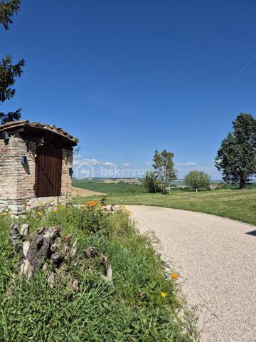 Demeure Idéale pour Chambres d'Hôtes ou Grande Famille
Entièrement rénovée en 2022, et située aux abords d'un charmant village à 7mn de Beaumont de Lomagne (82500), découvrez cette splendide demeure de 200 ans d'histoire, alliant le charme de l'ancien et le confort moderne. Ancienne grande ferme avec grange attenante, cette demeure d'exception offre des volumes généreux, des murs épais en pierres et des prestations de qualité, le tout implanté sur une magnifique parcelle arborée et couverte de rosiers, en position dominante. Les vues sur la campagne environnante et la chaîne des Pyrénées au loin par temps clair sont époustouflantes.
📍 Une situation géographique stratégique avec l'aéroport de Toulouse-Blagnac à 50 minutes et Montauban, le chef-lieu du Tarn-et-Garonne à 40 minutes.
Vous y trouverez le cadre idéal pour concilier vie au calme et accessibilité aisée aux commerces et centres médicaux.
🏡 Un potentiel exceptionnel & modulable, car parfaitement isolée (fenêtres en bois double-vitrées de belle qualité) et entièrement rénovée avec goût (poutres apparentes, boiseries d'origine), la maison est facilement divisible en deux logements indépendants. Elle s'adaptera à tous vos projets : une spacieuse et confortable maison de famille, une activité de chambres d'hôtes, et pourquoi pas un projet de restaurant grâce à sa configuration et sa très grande cuisine.

Au rez-de-chaussée :
L'accès principal s'effectue par une porte d'époque en bois massif côté Sud, ou bien on peut entrer par l'ancienne porte d'écurie côté jardin et garages.
On découvre un grand salon chaleureux de 48m² avec un bar, puis une salle à manger de 46m² avec son poêle à bois, puis une cuisine équipée de 34m² et un coin repas qui ouvre sur une terrasse. Une grande arrière-cuisine et buanderie sont attenantes pour un usage fonctionnel.
Le couloir distribue d'une part un salon de lecture de 22m² et de l'autre un salon-télé. Puis avant l'escalier, une salle d'eau + WC de 9m², une chambre à coucher de 22,80m² illuminée par deux grandes fenêtres côté Sud et son remarquable sol en tomettes, et enfin une pièce de 23m² (ancienne cuisine avec grande cheminée) non rénovée. 

À l'étage, on découvre 6 chambres spacieuses (de 16 à 36m²), dont 4 suites privatives avec leurs salles d'eau et WC, ainsi qu'une salle de sport.

Les combles sont aménageables et bien isolés : un superbe potentiel supplémentaire permettant de créer facilement 4 chambres de plus, un grand bureau ou un espace de détente selon vos besoins.

🌳 Décrivons maintenant les extérieurs : C'est un véritable havre de paix sur 3 000 m². Le terrain est arboré de plus de 30 arbres matures est une invitation à la détente. L'espace est là pour envisager l'implantation d'une piscine si vous le souhaitiez. Les vues panoramiques sont à couper le souffle sur les vallons gascons, avec les Pyrénées visibles au loin par temps clair. Plusieurs patios et terrasses parfois couverts sont équipée d'un barbecue, d'éclairages et d'électricité pour envisager de belles soirées d'été entre amis ou en famille. La propriété est dotée d'un puits sécurisé avec une pompe pour disposer d'un approvisionnement en eau gratuite toute l'année. C'est pour cette raison que le jardin est rempli de rosiers multicolores ! Pour vos véhicules, un double garage de 42 m² avec ouverture automatique. 

Le chauffage central est assuré par une chaudière à gaz.

Contactez-moi au 06 79 15 47 27 pour planifier une visite et succomber au charme de cette jolie maison ancienne si bien rénovée.